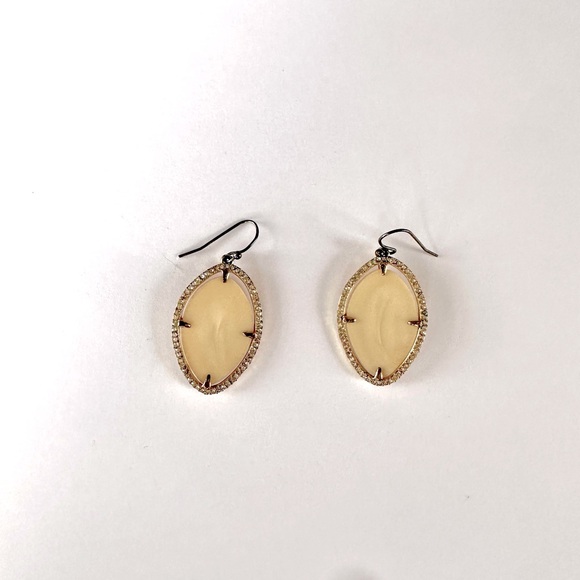 This a Stella and Dot cream coloured shell necklace with matching earrings. - Picture 1 of 2